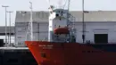 Kapal kargo berbendera Rusia berlabuh di pelabuhan Boulogne-sur-Mer, Prancis utara (26/2/2022). Intersepsi kapal, yang membawa mobil, Sabtu pagi dipicu oleh sanksi keuangan yang dikenakan beberapa hari lalu terhadap Rusia atas invasinya ke Ukraina. (AP Photo/Michel Spingler)