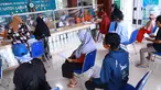 Warga antre menerima Bantuan Sosial Tunai (BST) di Kelurahan Pondok Benda, Kecamatan Pamulang, Tangerang Selatan, Minggu (10/01/2021). BST senilai Rp300 ribu akan disalurkan selama empat bulan berturut-turut mulai dari Januari - April 2021. (Liputan6.com/Fery Pradolo)