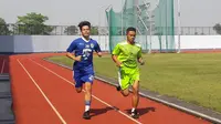 Wildan Ramdani (kiri), saat berlatih bersama Persib Bandung. (Bola.com/Erwin Snaz)
