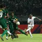 Bali United bermain imbang 1-1 kontra Persebaya Surabaya dalam pertandingan di Stadion Gelora Bung Tomo, Surabaya, Selasa malam (24/9/2019). (Bola.com/Aditya Wany)