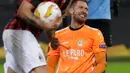 Reaksi penjaga gawang F-91 Dudelange, Landry Bonnefoi usai AC Milan mencetak gol kedua mereka saat bertanding dalam laga kelima Grup F Liga Europa di Stadion San Siro, Milan, Italia, Kamis (29/11). AC Milan menang 5-2. (AP Photo/Luca Bruno)