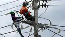 Petugas PLN memperbaiki jaringan listrik di Palu, Sulawesi Tengah, Sabtu (6/10). PT Perusahaan Listrik Negara (PLN) memastikan kondisi listrik di Kota Palu semakin membaik pasca gempa dan tsunami. (Liputan6.com/Fery Pradolo)