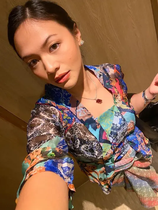 Ia juga memilih tampil dengan lipstik nude, yang cocol dengan riasan wajah flawlessnya.[@amelcarla]