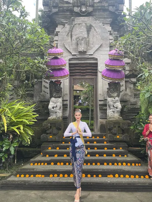 Selama menjalani rangkaian proses kompetisi Miss Grand International 2022, ia mengunjungi Bali. Tentu kesempatan mengenakan kebaya Bali tak terlewatkan begitu saja. [Instagram/ Isanmenin]