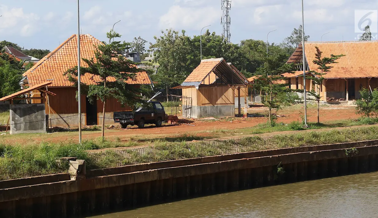 Pemandangan proyek pembangunan Perkampungan Budaya Betawi di tengah Setu Babakan, Jakarta, Kamis (3/1). Kawasan tersebut nantinya akan dihiasi dengan berbagai bangunan bertema Betawi. (Liputan6.com/Immanuel Antonius)