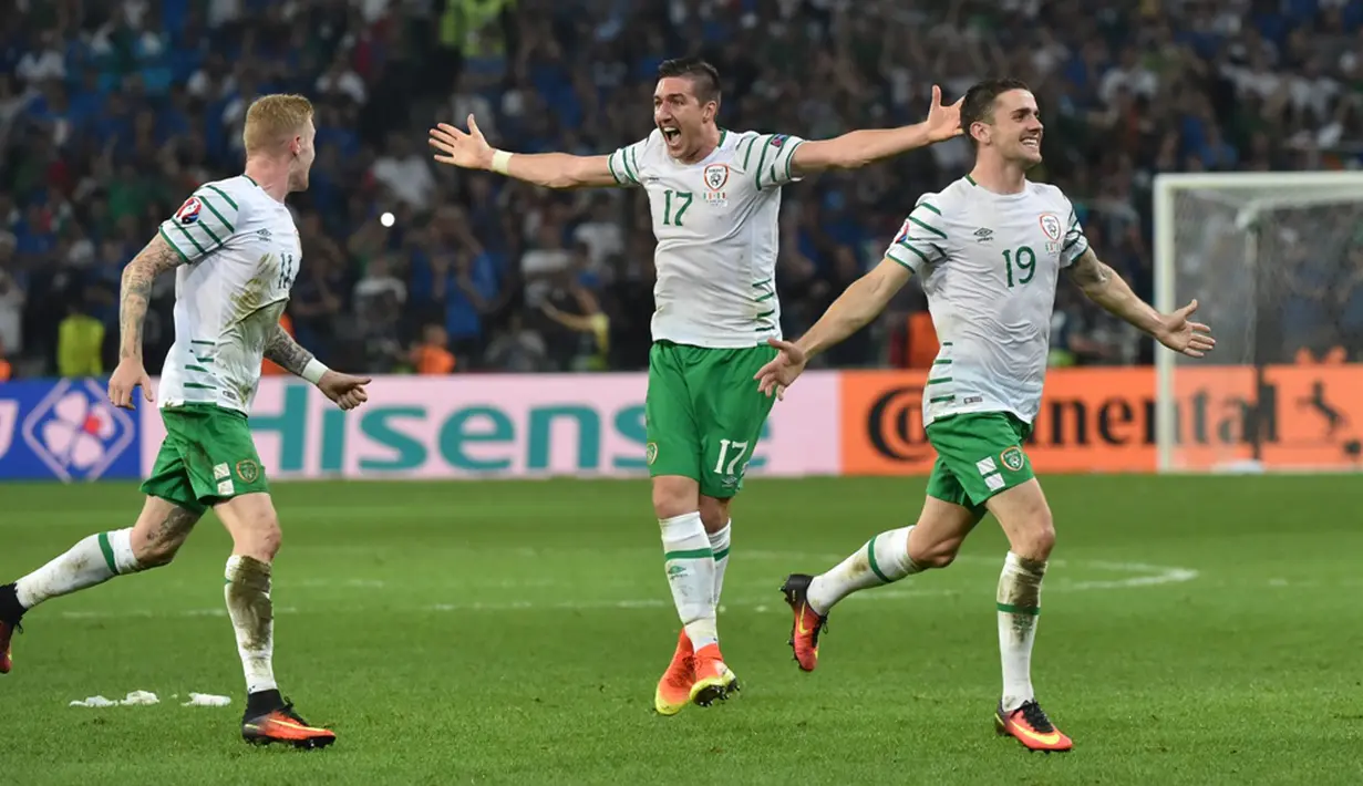 Robert Brady (kanan) mencetak gol tunggal kemenangan Irlandia atas Italia pada laga Grup E Piala Eropa 2016 di Stade Pierre Mauroy, Lille, Kamis (23/6/2016) dini hari WIB. (AFP/Philippe Huguen)