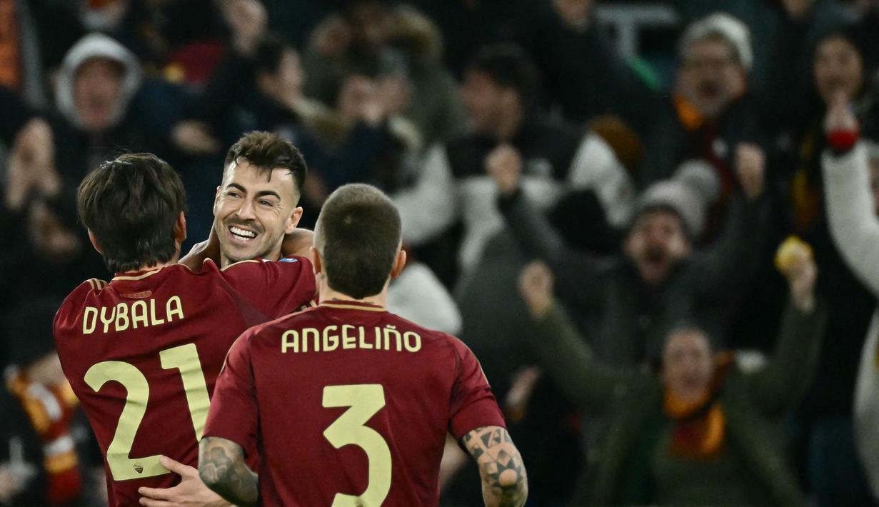 AS Roma sukses mengandaskan Genoa dengan skor 3-1 dalam laga giornata 21 Serie A 2024/2025 yang dihelat di Olimpico, Sabtu (18/1/2025) dini hari WIB. Berkat hasil ini, Roma berhak naik ke peringkat sembilan klasemen sementara dengan poin 27. Di sisi lain, Genoa tertahan di posisi ke-11 dengan poin 23. (AFP/Filippo Monteforte)