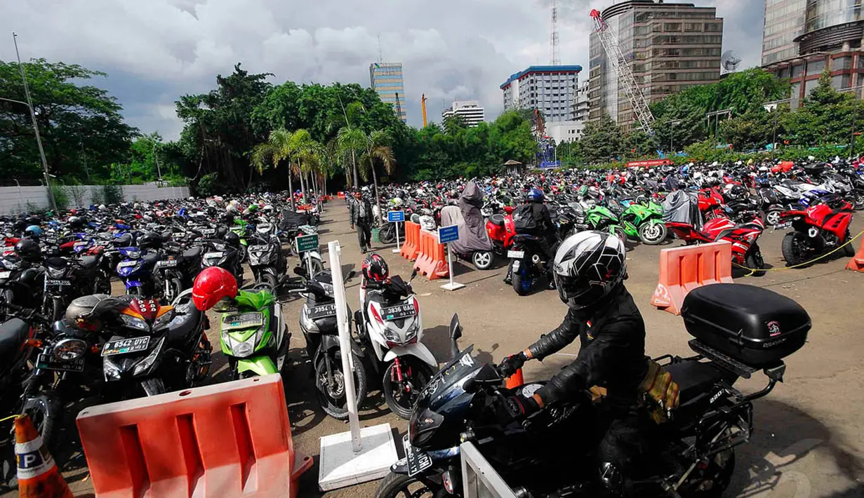 Sebanyak 12 tempat parkir disiapkan di sekitar lokasi uji coba larangan melintas kendaraan roda dua di sepanjang Bundaran HI-Jl Medan Merdeka Barat, mulai 17 Desember mendatang, Jakarta, Kamis (4/12/2014). (Liputan6.com/Johan Tallo)