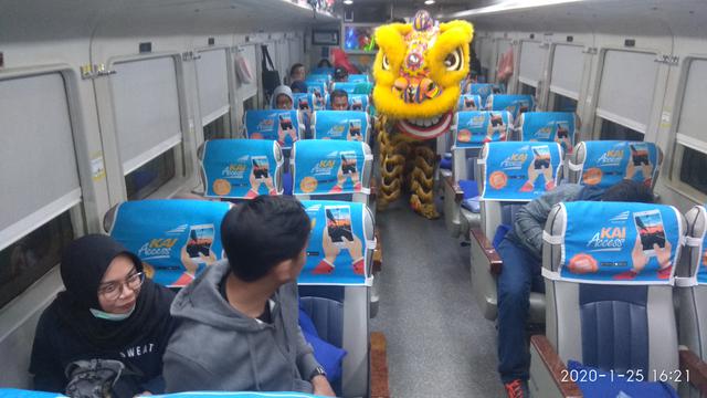 Pertunjukan barongsai di Stasiun Gambir, Jakarta, Sabtu (25/1/2020).