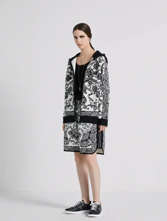 Termasuk hadir dalam kemeja kepar sutra, katun gabardin, atau syal Mitzah [dior]