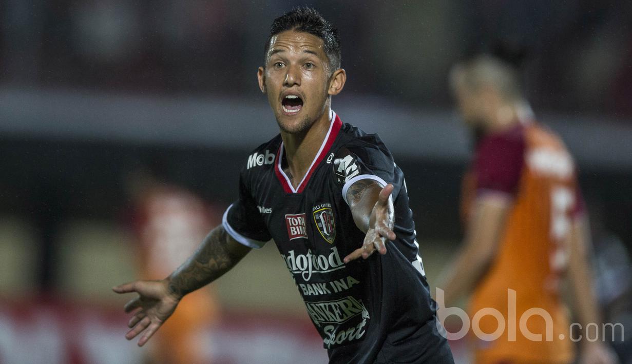 Ekspresi pemain Bali United FC, Irfan Bachdim yang memprotes keputusan wasit ketika melawan Borneo FC pada laga Piala Presiden 2017 di Stadion I Wayan Dipta, Bali, Senin (13/2/2017). (Bola.com/Vitalis Yogi Trisna)
