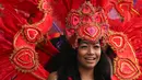 Seorang penari ambil bagian pada parade hari pertama Karnaval Notting Hill di London barat, Minggu (26/8). Ajang ini sebagai bentuk penghormatan setelah ribuan imigran dari Karabia meminta suaka ke Inggris pada tahun 1950-an. (AFP/Daniel LEAL-OLIVAS)