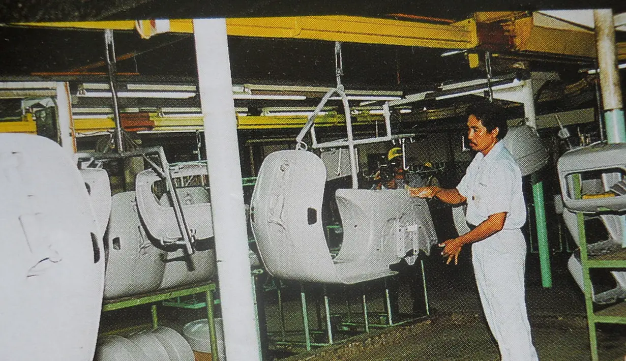 Proses pembuatan sasis sekaligus body Vespa. (Source: flickr.com)