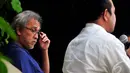 Iwan Fals mendengarkan keterangan Menteri Marwan Jafar yang menunjuk dirinya menjadi Duta Desa,  Depok, Selasa (16/12/2014). (Liputan6.com/Johan Tallo)