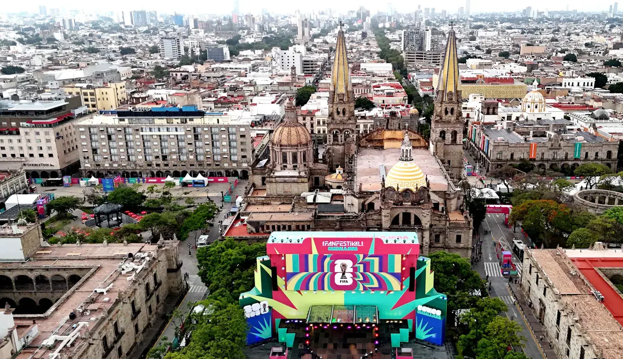 Pemandangan udara ini menunjukkan instalasi FIFA Fan Fest Guadalajara di Plaza de la Liberacion dan Plaza de Armas di Guadalajara, Meksiko, Selasa 9 Juni 2026, menjelang pembukaan turnamen sepak bola Piala Dunia 2026. (Ulises RUIZ/AFP)