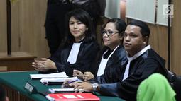 Raut wajah penasihat hukum Basuki Tjahaja Purnama atau Ahok saat sidang perdana peninjauan kembali (PK) di Gedung PN Jakarta Utara, Senin (26/2). Ahok hanya diwakilkan tim pengacara. (Liputan6.com/Arya Manggala)