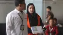 Fadia Arafiq diduga melakukan intervensi kepada para kepala dinas untuk memenangkan perusahaan milik keluarganya, yaitu PT Raja Nusantara Berjaya (RNB), dalam proyek pengadaan outsourcing. Tampak dalam foto, tersangka kasus dugaan korupsi pengadaan barang dan jasa outsourcing (tenaga alih daya) serta lainnya di lingkungan Pemerintah Kabupaten Pekalongan untuk tahun anggaran 2023–2026, Fadia Arafiq, saat tiba di Gedung Merah Putih Komisi Pemberantasan Korupsi (KPK), Jakarta, Rabu (29/4/2026). (merdeka.com/Arie Basuki)