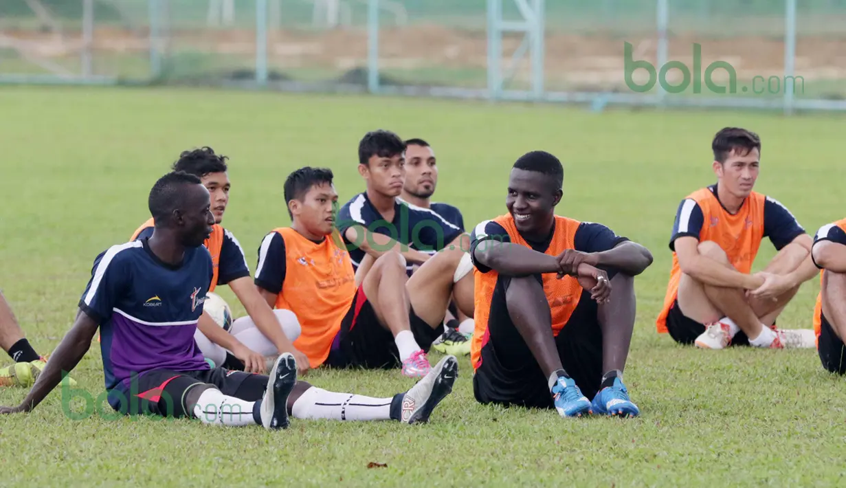 Makan Konate (kiri) dan Abdoulaye Maiga berbincang disela-sela latihan T-Team di Lapangan Gong Badak, Kuala Terengganu, Malaysia, Selasa (26/01/2016). (Bola.com/Nicklas Hanoatubun)