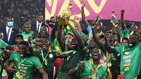 Timnas Senegal berhasil merengkuh gelar pertamanya di Piala Afrika usai mengalahkan Mesir 4-2 (0-0) via adu penalti dalam laga final Piala Afrika 2021, Minggu (6/2/2022). Sebelumnya, prestasi terbaik Senegal hanyalah menjadi runner-up di dua edisi, 2002 dan 2019. (AFP/Kenzo Tribouillard)