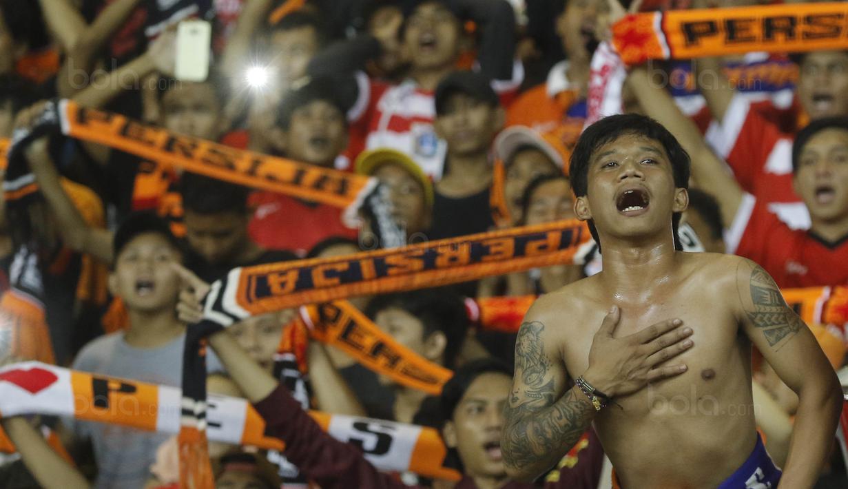Suporter Persija, The Jakmania, memberikan dukungan saat pertandingan antara Persija melawan Bhayangkara FC pada lanjutan Liga 1 di Stadion Patriot, Bekasi, Sabtu (29/7/2017). Persija Menang 1-0 atas Bhayangkara FC. (Bola.com/M Iqbal Ichsan)