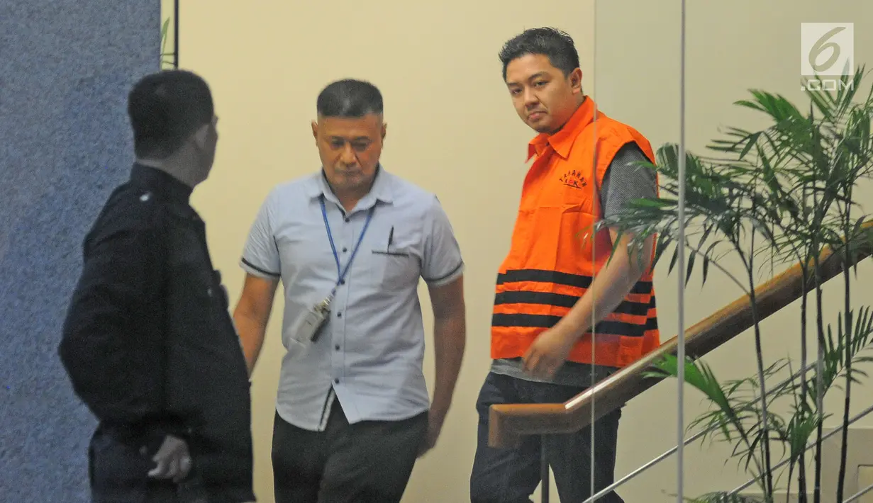 Tersangka Wali Kota Kendari Adriatma Dwi Putra usai menjalani pemeriksaan di Gedung KPK, Jakarta, Kamis (1/3). ). KPK mengamankan uang miliaran rupiah dalam OTT di Kendari. (Liputan6.com/Herman Zakharia)