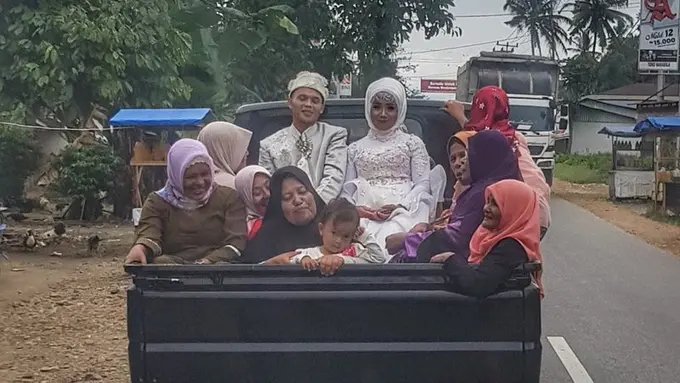 Viral Foto Pengantin Naik Mobil Bak Bikin Netizen Baper Massal
