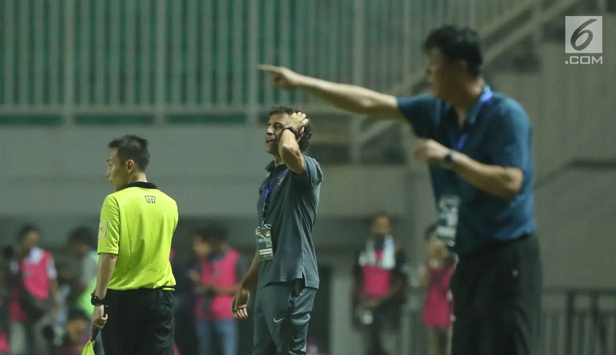Pelatih Indonesia U-23, Luis Milla (tengah) memberi arahan saat laga melawan Korea Utara pada laga PSSI Anniversary Cup 2018 di Stadion Pakansari, Kab Bogor, Senin (30/4). Laga berakhir imbang 0-0. (Liputan6.com/Helmi Fithriansyah)