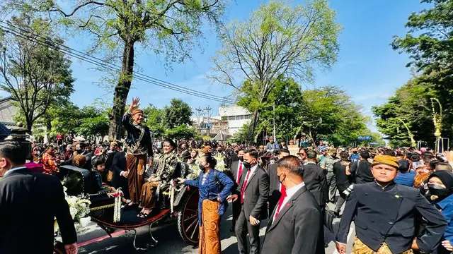 Presiden Jokowi dalam rangkaian prosesi pernikahan Kaesang-Erina.
