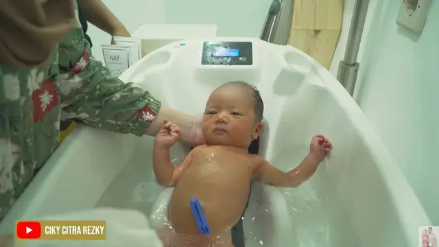 7 Momen Citra Kirana Mandikan Baby Athar Untuk Pertama Kali, Udah Ahli