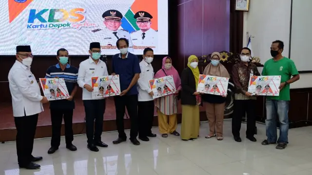 Pemerintah Kota Depok secara simbolis menyerahkan kartu KDS kepada warga di Balai Kota Depok. (Istimewa)