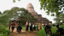 Sejumlah orang meninjau dampak gempa di salah satu Pagoda di Bagan, Myanmar, Rabu (24/8). Gempa berkekuatan 6,8 SR tersebut menyebabkan sedikitnya tiga orang tewas dan sejumlah pagoda rusak parah. (REUTERS / Stringer)