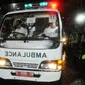 Ambulans yang membawa jenazah terpidana mati keluar dari dermaga Wijayapura, Cilacap, Jawa tengah,Jumat (29/7). Menurut informasi, Ambulans bernomor 11 mengangkut jenazah Seck Osmane. (Liputan6.com/Helmi Afandi) 