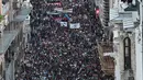 Ribuan warga memadatai jalanan saat menggelar aksi menolak perpindahan kedutaan AS dari Tel Aviv ke Yerusalem di Istikilal di Istanbul, Turki (14/5). (AFP/Ozan Kose)