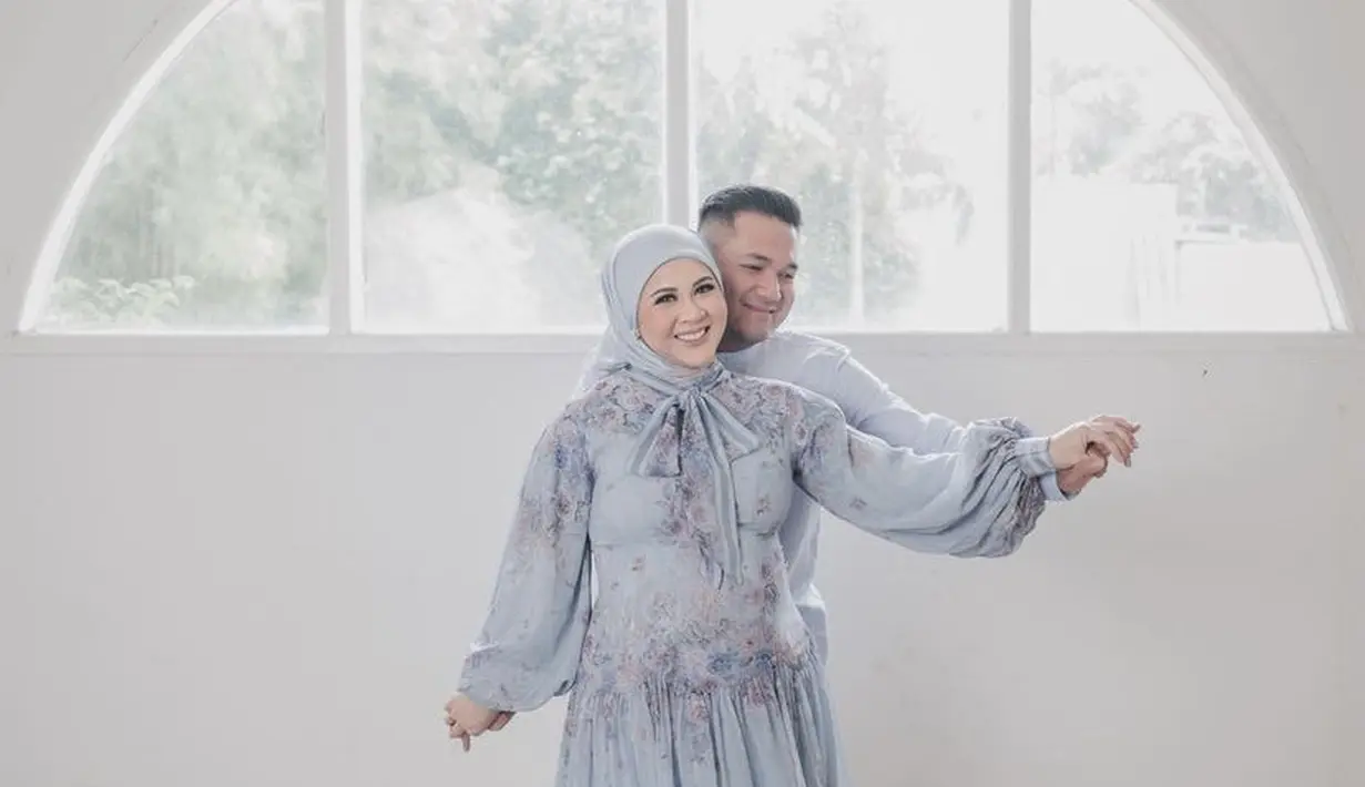 Kesha Ratuliu tampil mengenakan gamis bermotif bunga, yang memiliki detail pita dan lengan pump panjang. Dilengkapi warna kerudung serasi. @kesharatuliu05