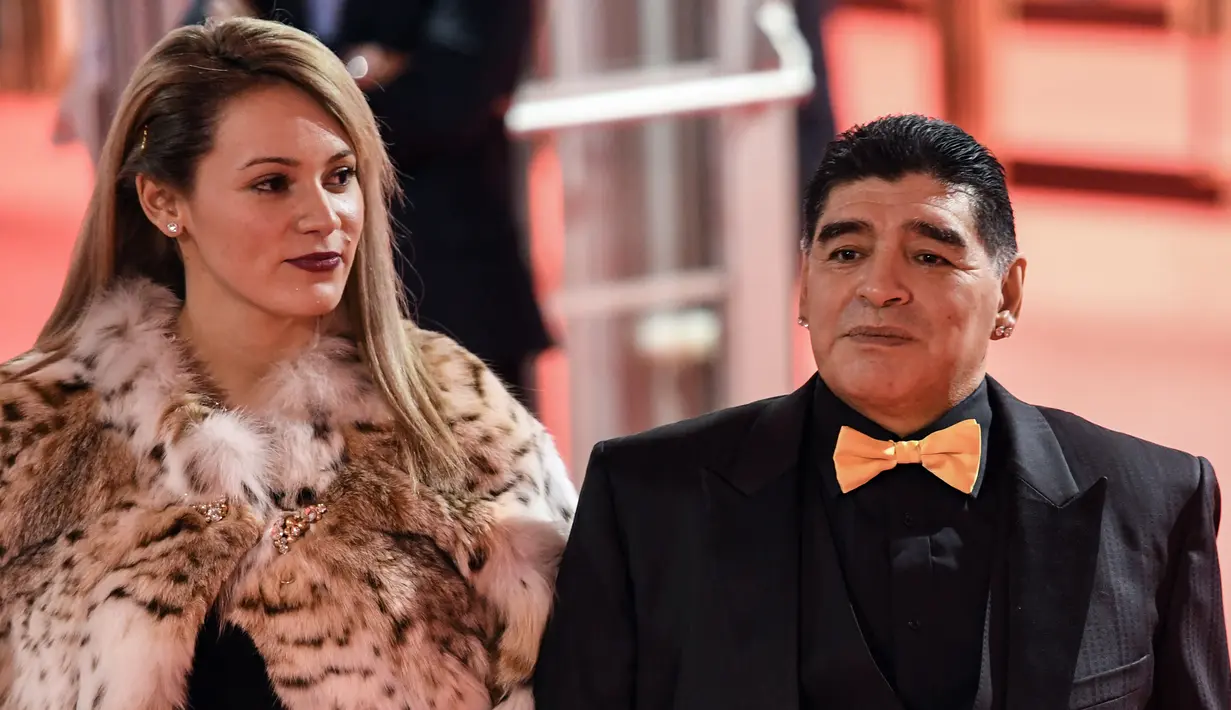 Legenda sepak bola Argentina Diego Maradona didampingi kekasihnya, Rocio Oliva saat menghadiri undian Piala Dunia 2018 di Moskow, Rusia (1/12). (AFP Photo/Kirill Kudryavtsev)