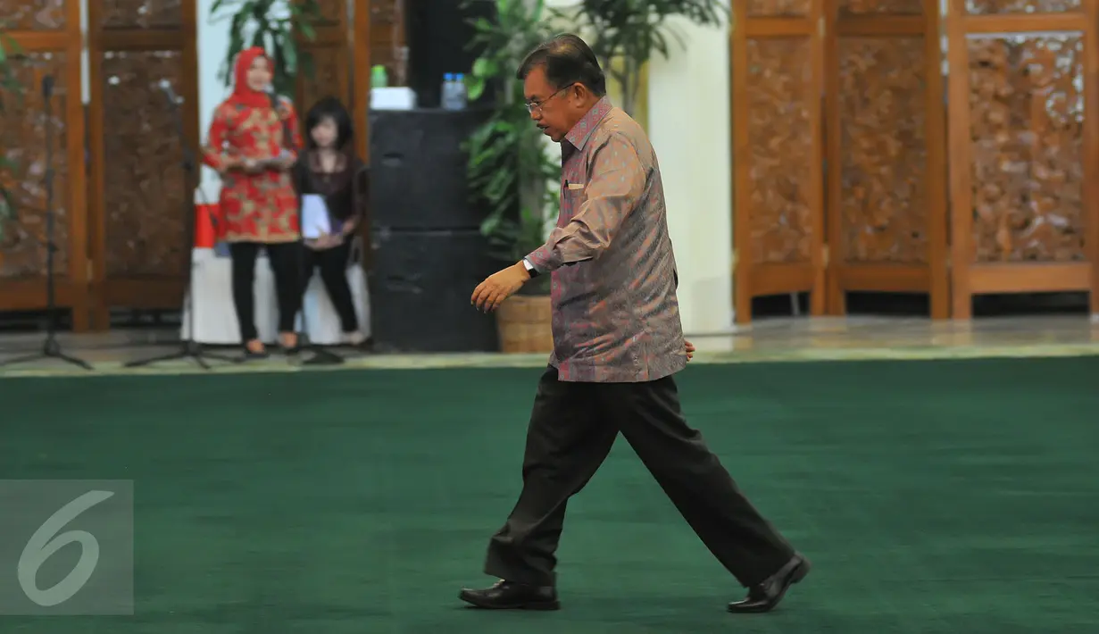 Wapres Jusuf Kalla bersiap memberi sambutan pada peringatan Hari Konstitusi di Kompleks Parlemen, Senayan, Jakarta, Selasa (18/8). Dalam kesempatan itu, JK membuka grand final lomba cerdas cermat yang diselenggarakan MPR. (Liputan6.com/Herman Zakharia)