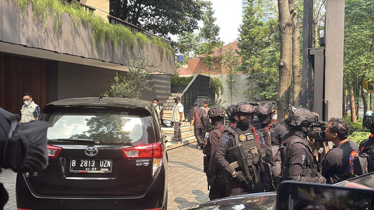 KPK Geledah Rumah Silmy Karim, Dikawal Brimob Bersenjata Laras Panjang