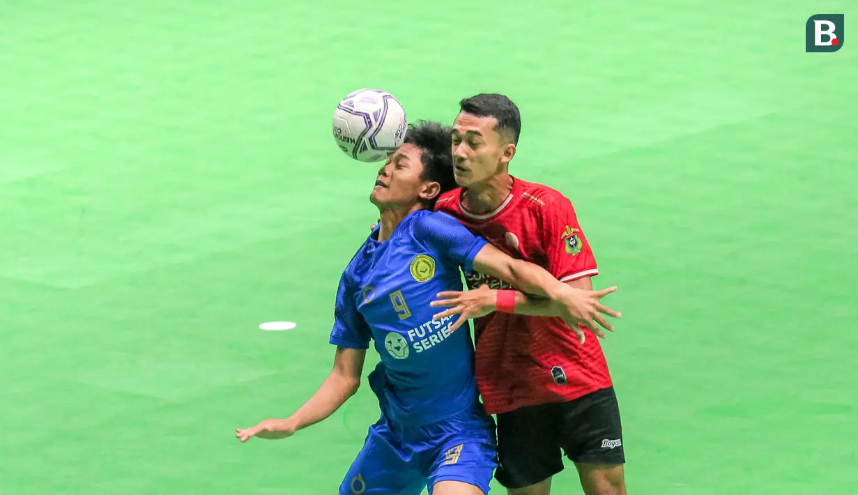 Pemain SMK Nusantara Jakarta (kiri) berusaha mengontrol bola di udara saat melawan SMA 8 Makassar pada laga Grand Final AXIS Nation Cup 2023 di Istora Senayan, Jakarta, Minggu (15/10/2023). (Bola.com/Bagaskara Lazuardi)