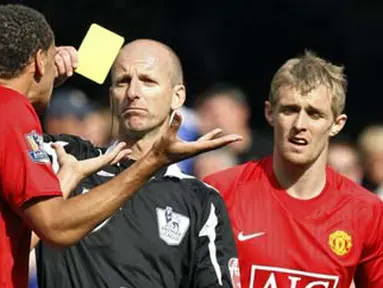 Referee Mike Riley brandishes a card at Manchester United&#039;s Rio Ferdinand during their Premiership match against Chelsea on September 21, 2008 at Stamford Bridge, in London. The game ended 1-1. AFP PHOTO/ ADRIAN DENNIS