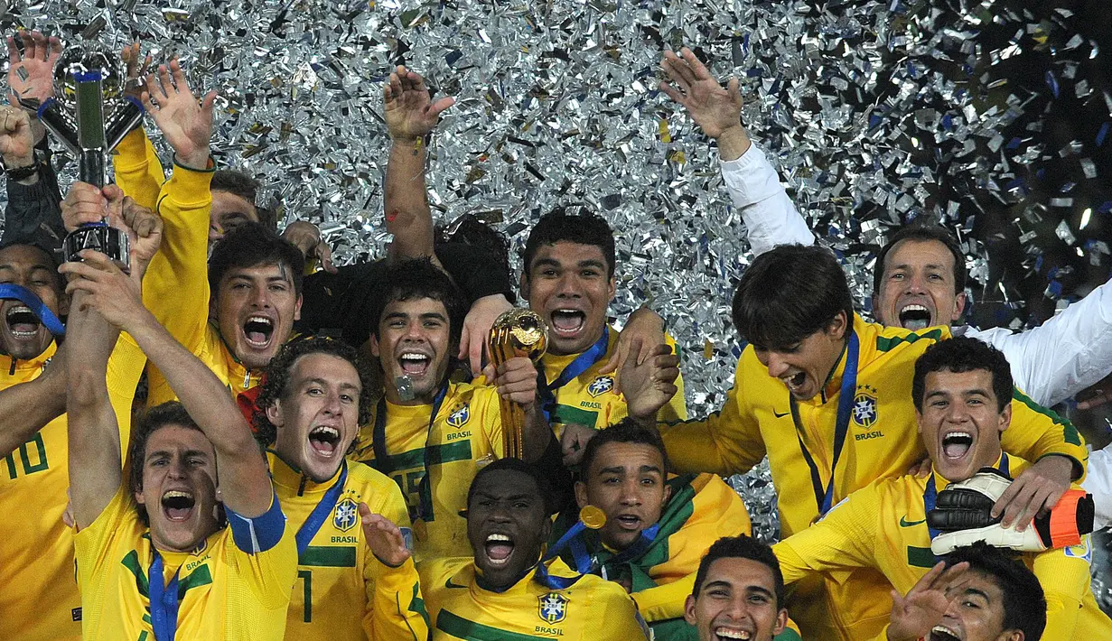 Pemain Timnas Brasil U-20, Casemiro (tengah atas) melakukan selebrasi dengan sejumlah pemain lainnya setelah menjuarai Piala Dunia U-20 2011 yang berlangsung di El Campin, Bogota, Kolombia, Sabtu (20/8/2011). Timnas Brasil U-20 berhasil menjuarai turnamen ini setelah mengalahkan Portugal U-20 dengan skor 3–2 dengan babak perpanjangan waktu. (AFP/Eitan Abramovic)