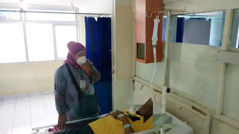 Seorang pasien suspect terkena virus mers-cov dirawat di RSUP M Djamil Padang. (Foto: Liputan6.com/ Novia Harlina)