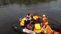 Tim SAR gabungan menemukan korban tenggelam di Sungai Bengawan Solo, Kecamatan Mantingan, Kabupaten Ngawi, Jawa Timur pada Minggu, 22 Desember 2019. (Foto: Liputan6.com/Dian Kurniawan)