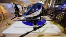 Drone EHang 184 dipamerkan di World Government Summit 2017, Dubai Madinat Jumeirah, Senin (13/2). Drone buatan perusahaan Tiongkok, Ehang Inc ini akan menjadi alat transportasi baru di Dubai yang rencananya beroperasi pada Juli tahun ini. (STRINGER/AFP)