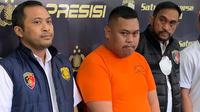 Penyidik Polres Metro Jakarta Barat memutuskan menangkap dan menjebloskan Selebgram Akbar alias Ajudan Pribadi ke penjara karena dikhawatirkan yang bersangkutan melarikan diri. (Foto: Ady Anugrahadi/Liputan6.com).
