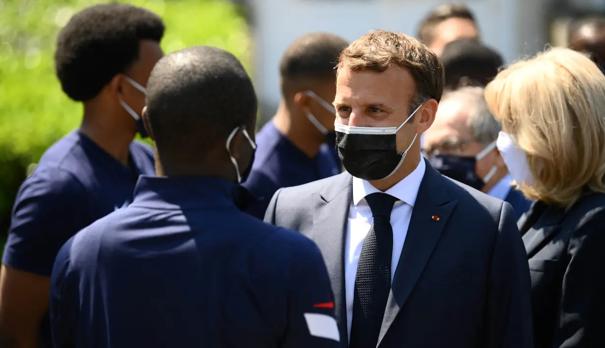 N'Golo Kante pun tak luput dari perhatian dari Presiden Macron. Nama Kante menjadi perbincangan seiring kesuksesan Chelsea meraih titel Liga Champions. Presiden Macron, ikut turun tangan dalam kampanye agar bintang Chelsea, N’Golo Kante, menjadi peraih Ballon d’Or 2021. (Foto: AFP/Pool/Franck Fife)