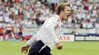 Kapten Timnas Inggris, David Beckham, melakukan selebrasi usai mencetak gol ke gawang Ekuador pada laga Piala Dunia 2006 di Stadion Gottlieb-Daimler, Jerman. (AFP/John Macdougall)