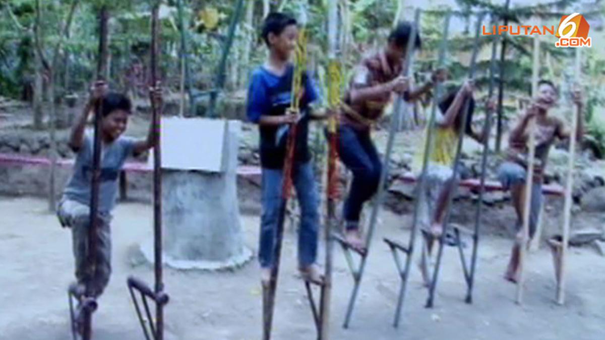 [VIDEO] Dengan Egrang, Tanoker Ajari Anak Nilai-nilai Kehidupan