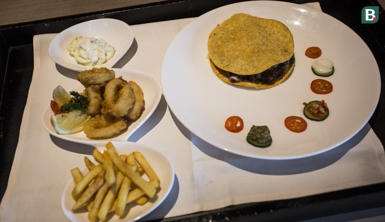 Makanan spesial dalam menu Piala Dunia saat ditawarkan di Hotel Novotel, Tangerang, Jumat (29/6/2018). Selama Piala Dunia 2018, Hotel Novotel mengadakan acara nonton bareng. (Bola.com/Vitalis Yogi Trisna)