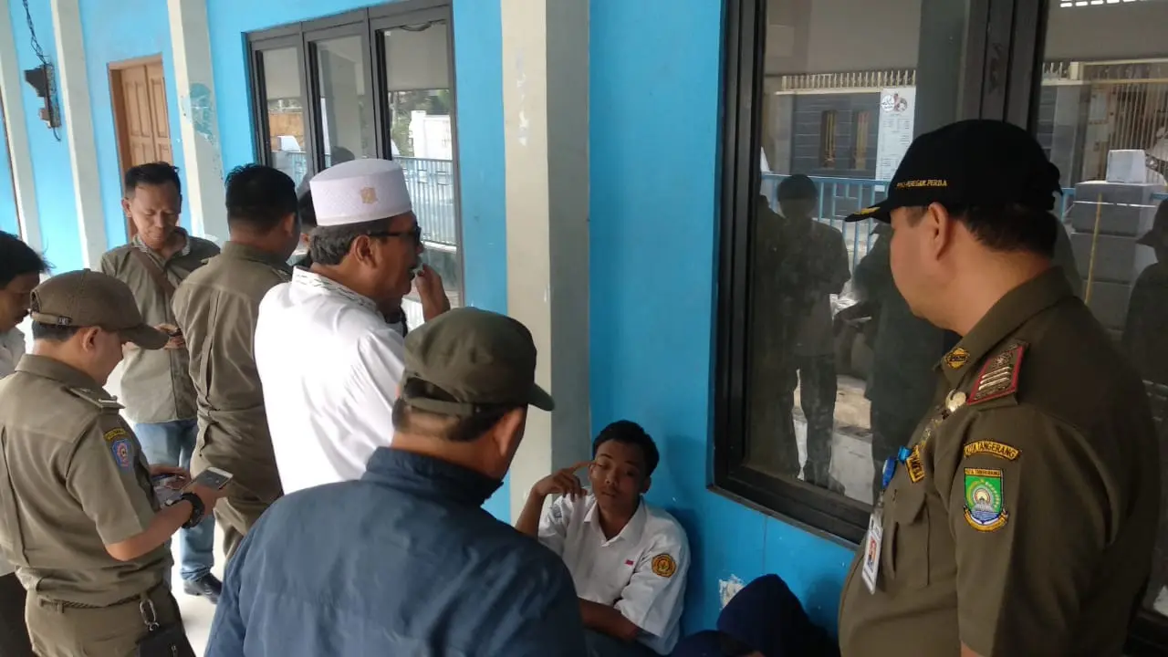 Petugas Satpol PP mengamankan dua pelajar teler yang diduga konsumsi ganja sintetis di Tangerang