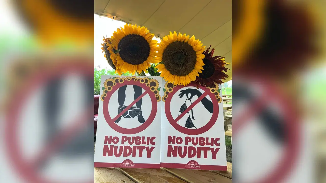 Papan Peringatan Larang Pengunjung Telanjang